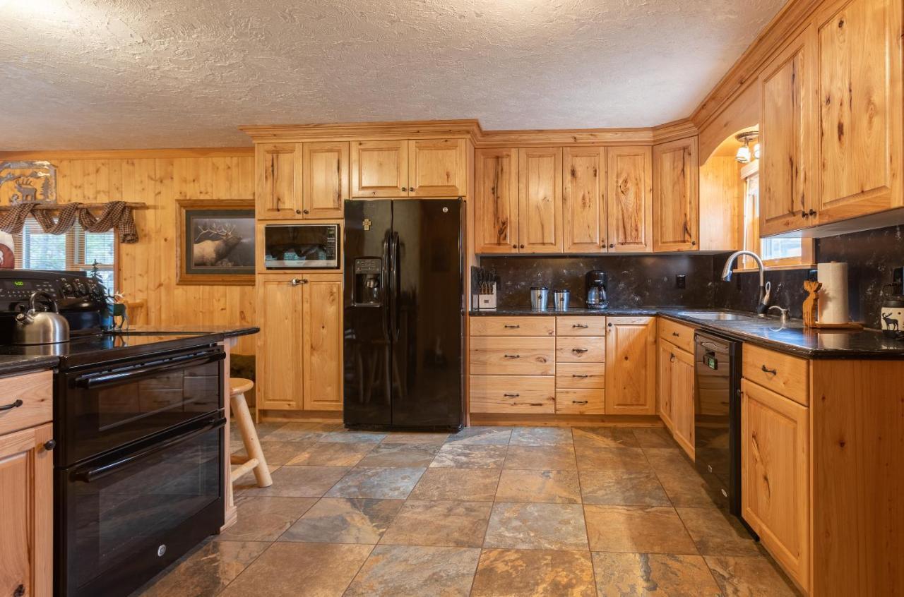 Remington Reload By Kabino Hot Tub Firepit Roku Big Yard Driveway Grill Wifi Trails Island Park Buitenkant foto